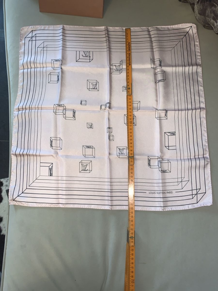 Louis Vuitton Foulard & Sciarpe: Louis vuiton Foulard – Nuovo (secondo la descrizione) da Bergdietikon venduto da zor_856j 6