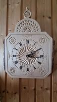 Schön geschnitzte Wanduhr aus Lindenholz