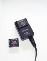 Panasonic Lumix DE-A46 Ladegerät und 2 x Akkus CGA-S007E