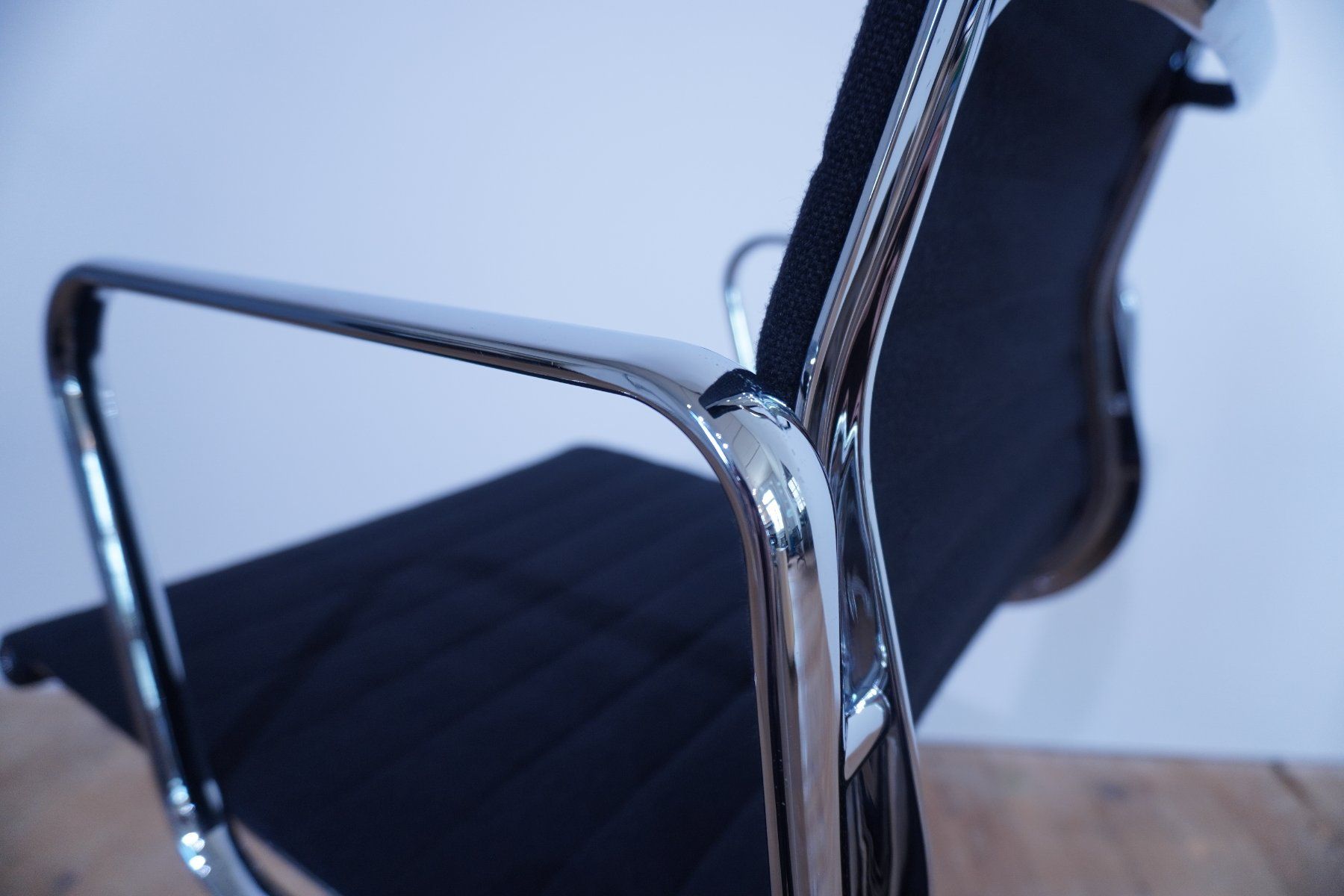 Vitra Sedie: Vitra Eames Alu Chair EA117 Hopsak nero – Usato da Bad Zurzach venduto da QLASSIQ 7
