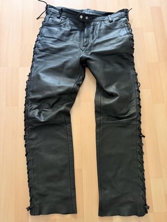 Lederhose schwarz mit Schnürung seitlich Grösse 56