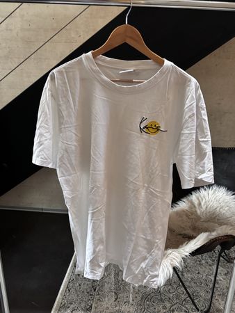 Karl Kani Smiley White T-Shirt, Men’s Size Medium 😎
