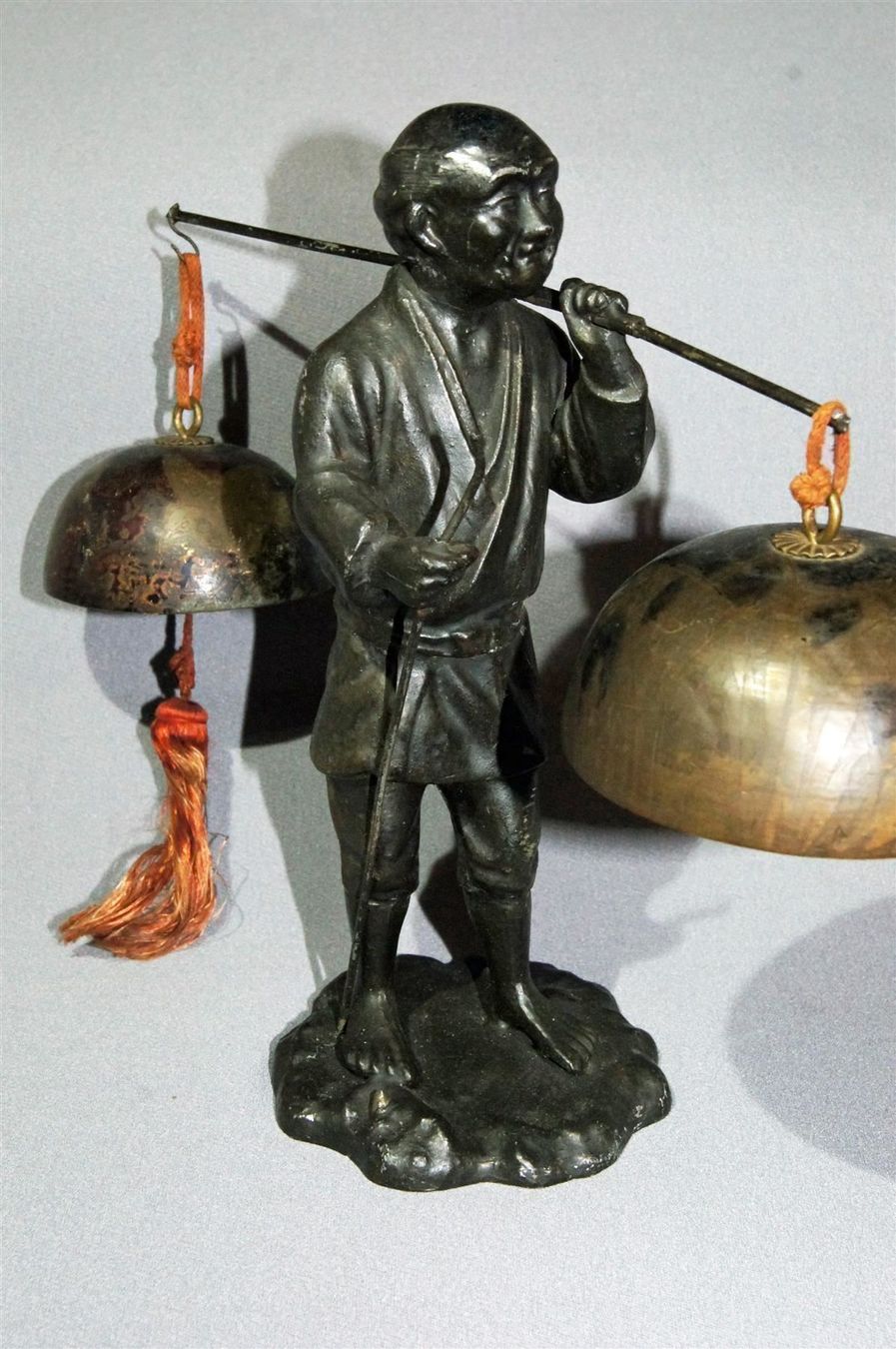 Statuette: Gong-Träger oder -Verkäufer mit 3 Gongs - Kuriose Figur – Nuovo e nell'imballaggio originale da Geroldswil venduto da ARTEFACTO 5