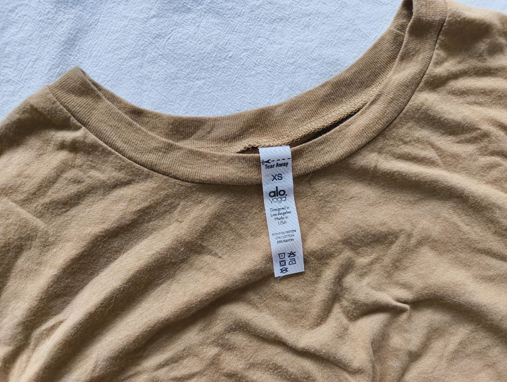 Alo Yoga Top: Alo Yoga Crop Top Tee – Usato da Stein am Rhein venduto da DaOhana 3