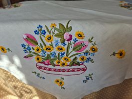 Handbestickte Tischdecke Leinen, Frühlingsmotive, neuwertig