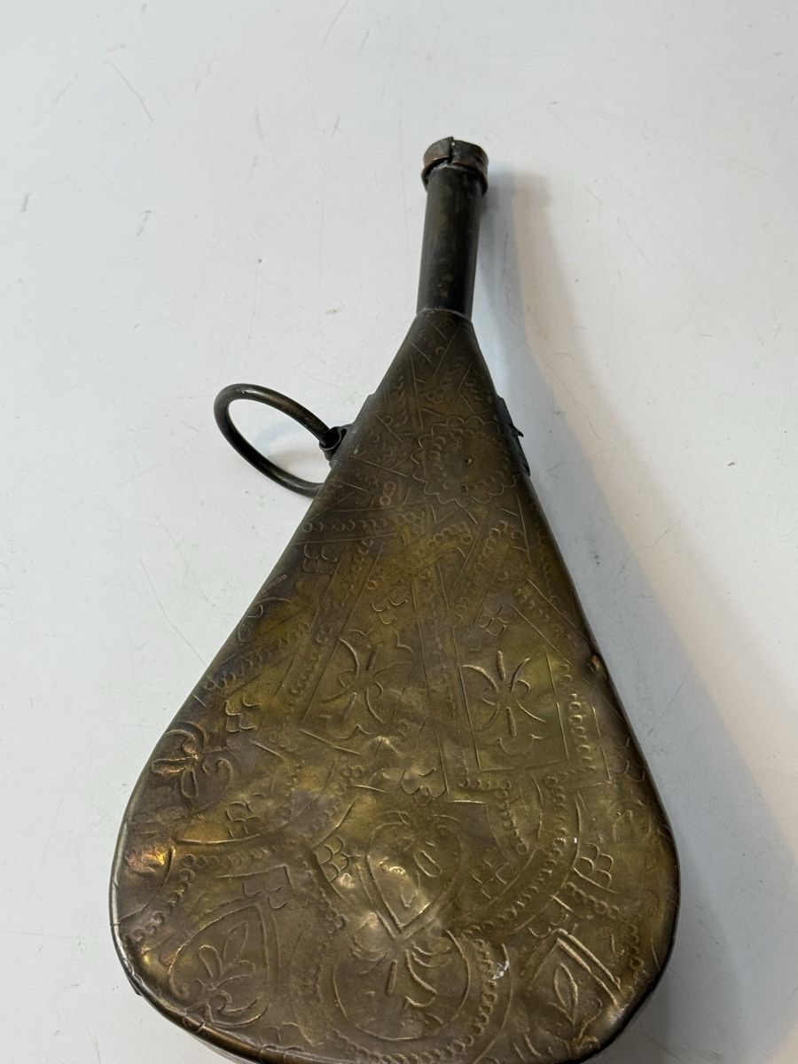 Bottiglie: Antikes Pulverhorn, Messing, verziert, 25 cm – Usato da Grenchen venduto da swiss.antiques 5