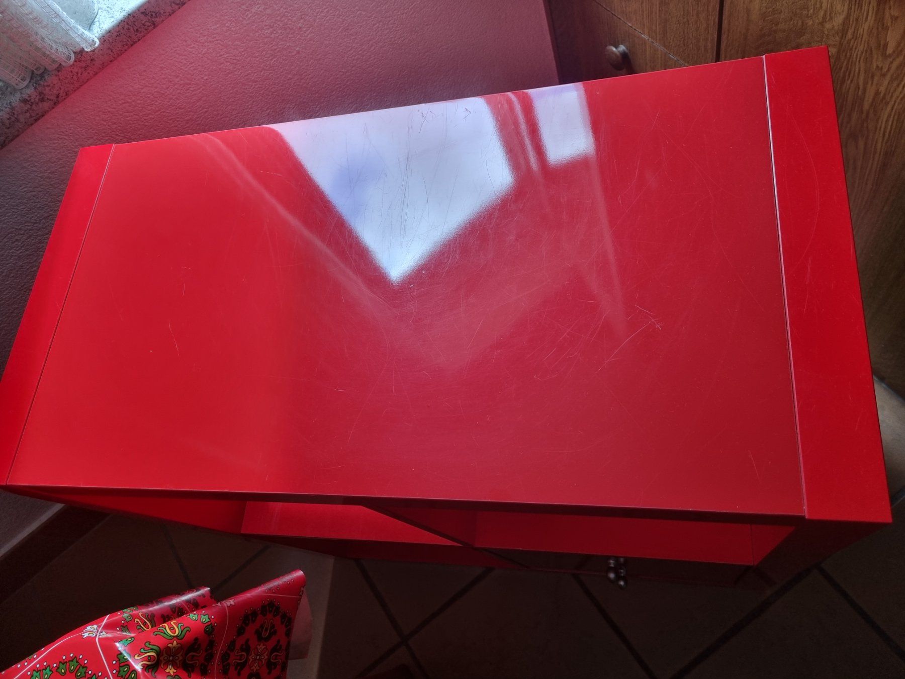 Ikea Regale: Ikea Regal rot Glanz mit Gebrauchsspuren – Gebraucht aus Wädenswil von Patriots 4