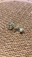 Elegante Brosche in Goldoptik mit Perle und rosa Stein 