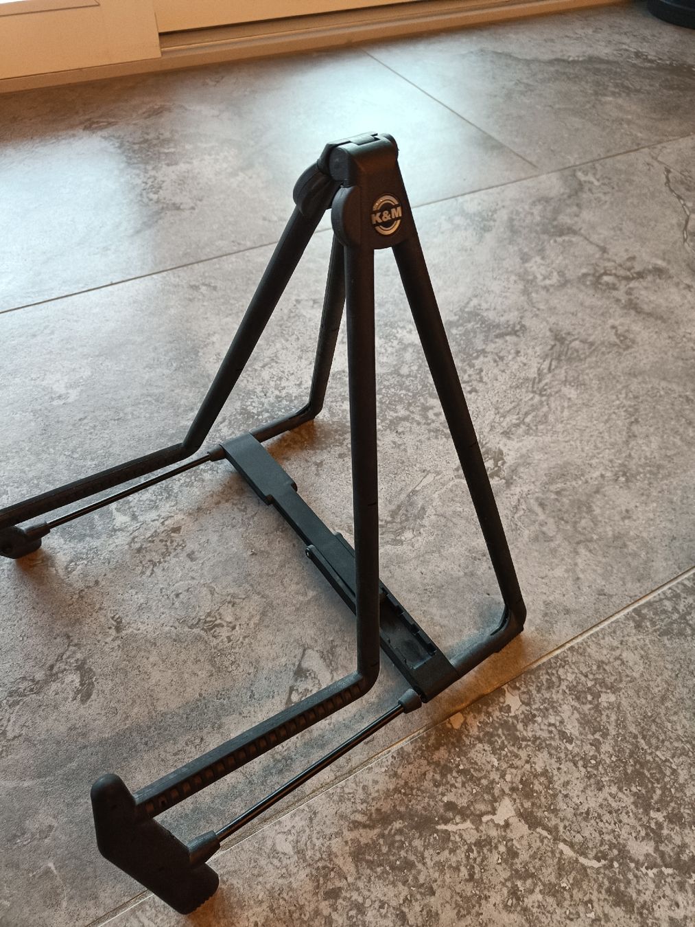 König & Meyer Supporti per strumenti musicali & leggii: Gitarrenständer klappbar – Usato da Zürich venduto da nin_6b6w