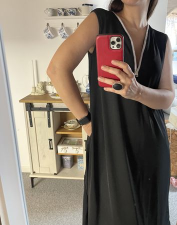 Women's sleeveless black dress with zipper size M