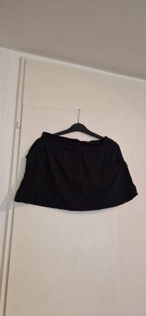 Mini-jupe noire, idéale pour l'été! Taille 40. Super état.