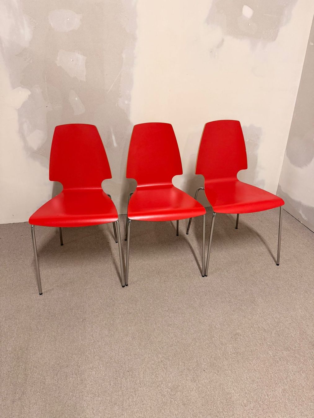 Ikea Stühle: 1x Ikea Vilmar Stuhl in rot, stapelbar – Gebraucht aus Rickenbach ZH von Der-Insider 2