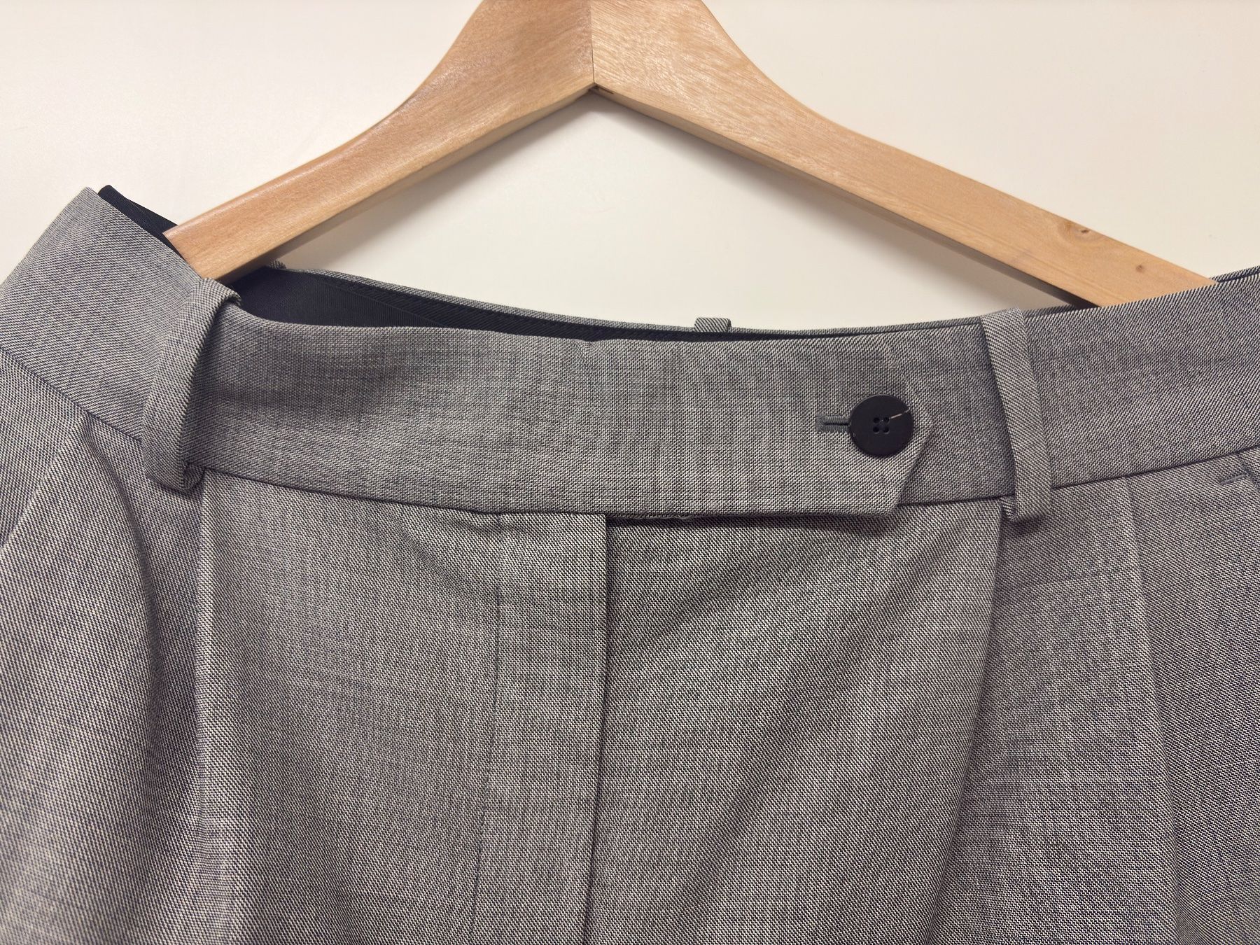 Massimo Dutti Pantaloni: Gerade geschnittene Stoffhose grau, M. Dutti, Gr. 38 – Usato da Egg b. Zürich venduto da adimoxon 1