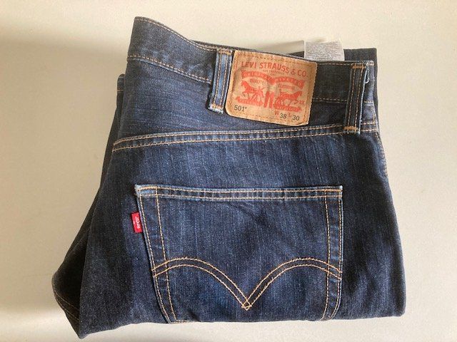 Levi's Jeans: LEVI'S 501 bleu taille W38 L30 – Usato da Delémont venduto da palimpse