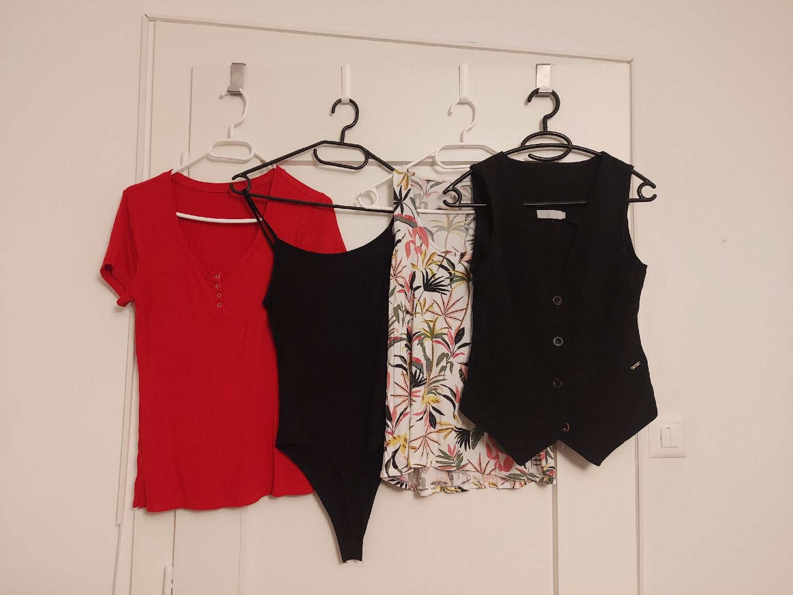 Lots de vêtements: 9 Oberteile – D'occasion à Biel/Bienne par mas_fx95 2