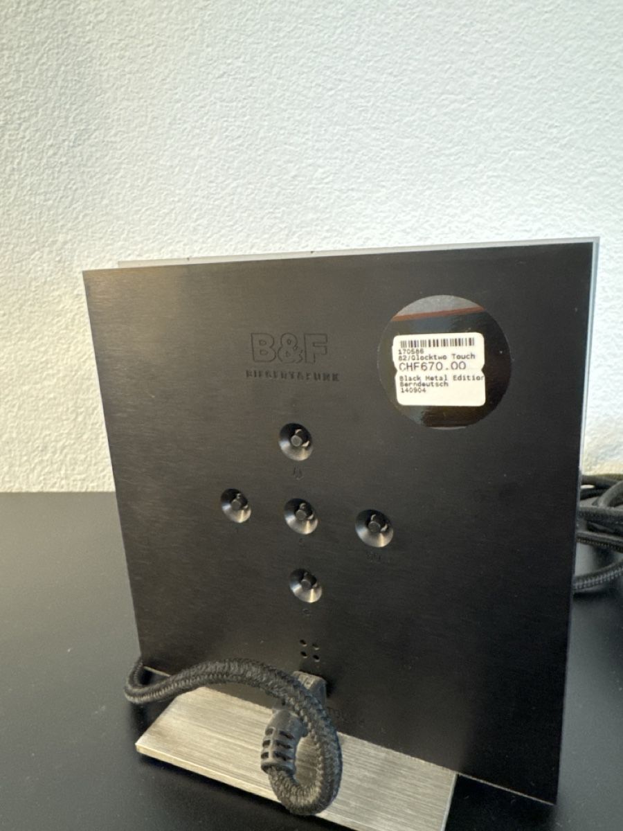 Qlocktwo Uhren: Qlocktwo Digitaluhr auf Berndeutsch – Gebraucht aus Heimberg von eme_c2bs 1