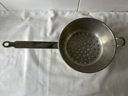 Altes Küchensieb aus Chromstahl - Vintage Charme für Sie!