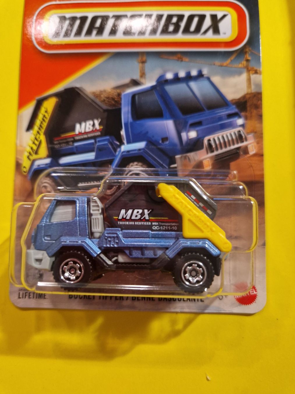 Matchbox Modellini d'auto: Matchbox BUCKET TIPPER – Nuovo e nell'imballaggio originale da Oftringen venduto da Rotor 2