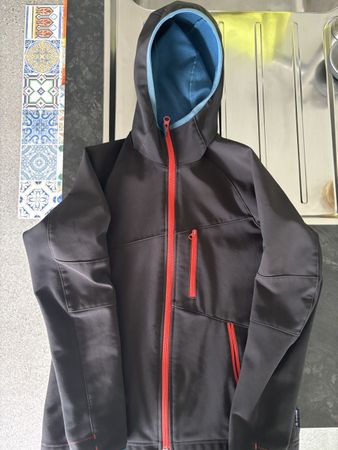 Veste softshell Quechua 10 ans, bleu et noir