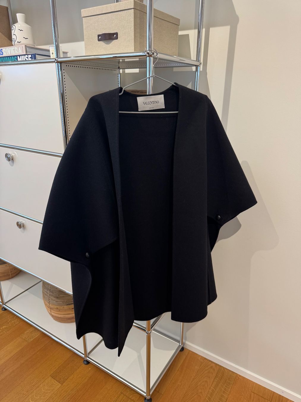 Valentino Altro in  Abbigliamento & Accessori: VALENTINO CAPE BLACK – Nuovo (secondo la descrizione) da Schwyz venduto da bofb 3