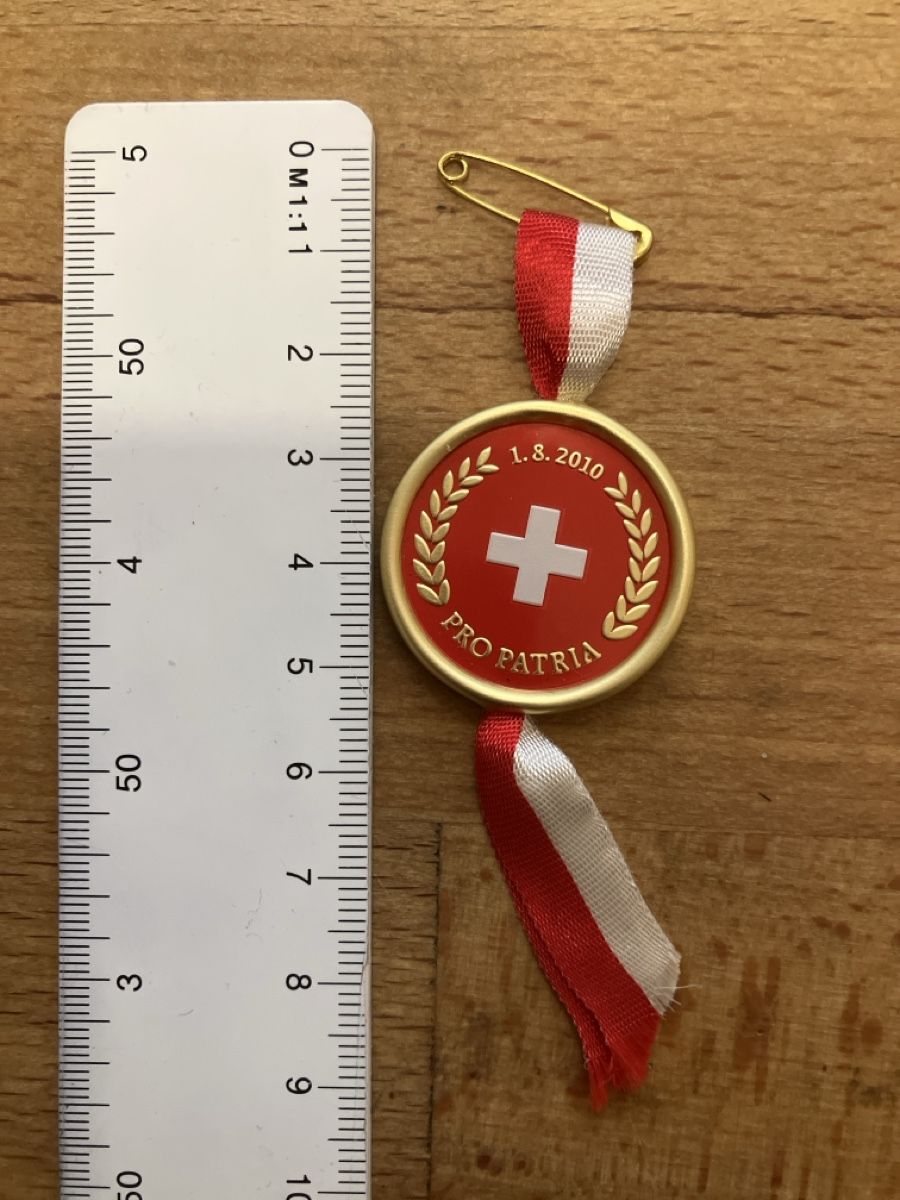 Swiss Placchette & Badge: Swiss Pro Patria Anstecker 1.8.2010 – Usato da Erlenbach im Simmental! venduto da Simmentaler-Perlen 1