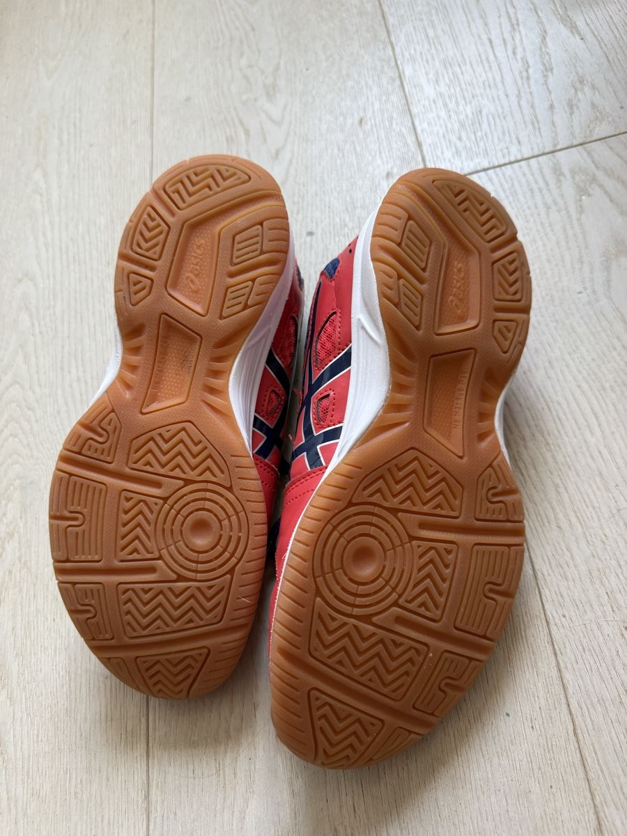 Asics Scarpe per ragazzi: Kinder Asics Turnschuhe, GR 37.5 – Usato da Unterägeri venduto da Lerchemeerenge 3