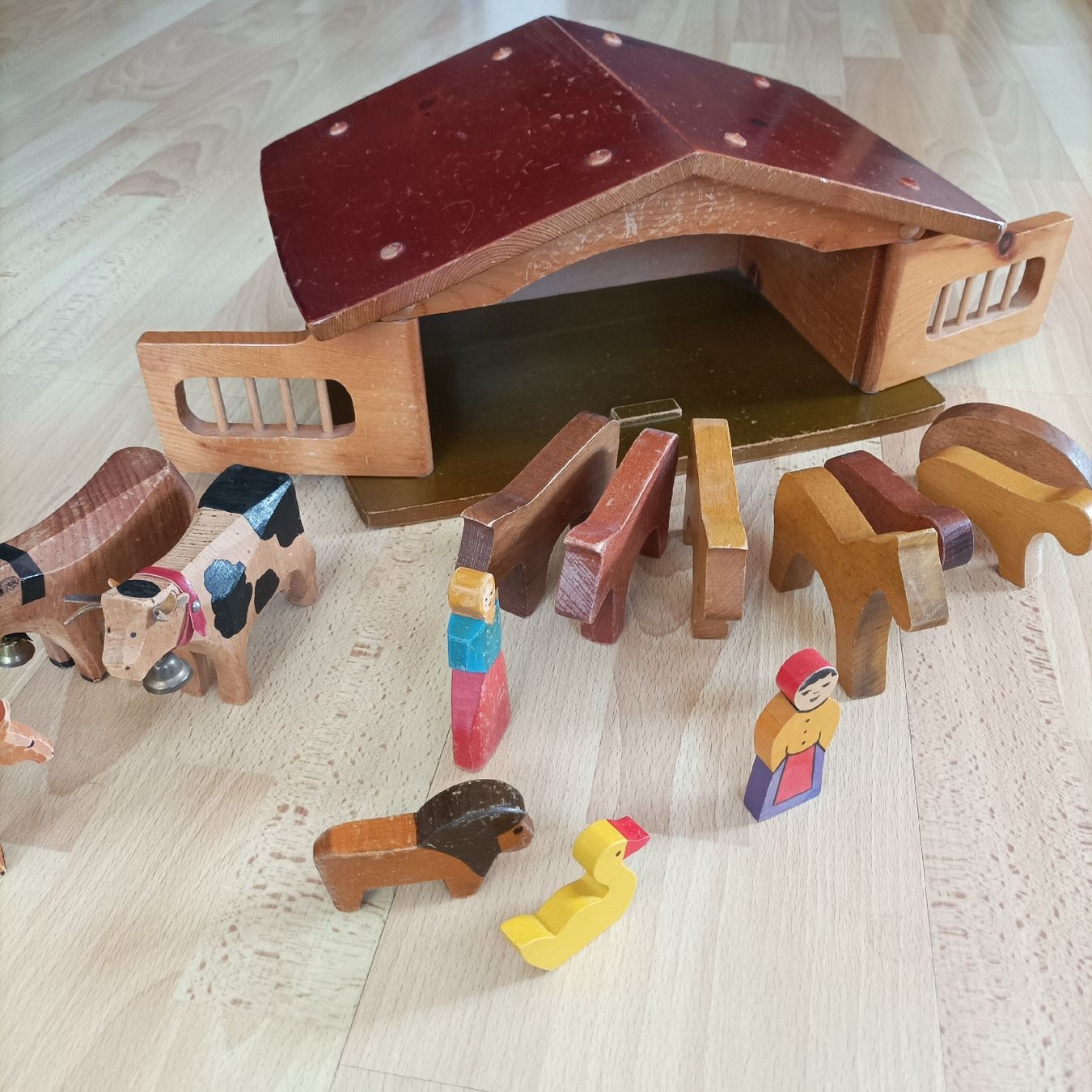 Giocattoli: Schöner alter Holzstall mit Figuren – Usato da Zunzgen venduto da Nemmoth