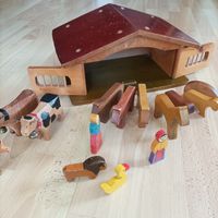 Schöner alter Holzstall mit Figuren