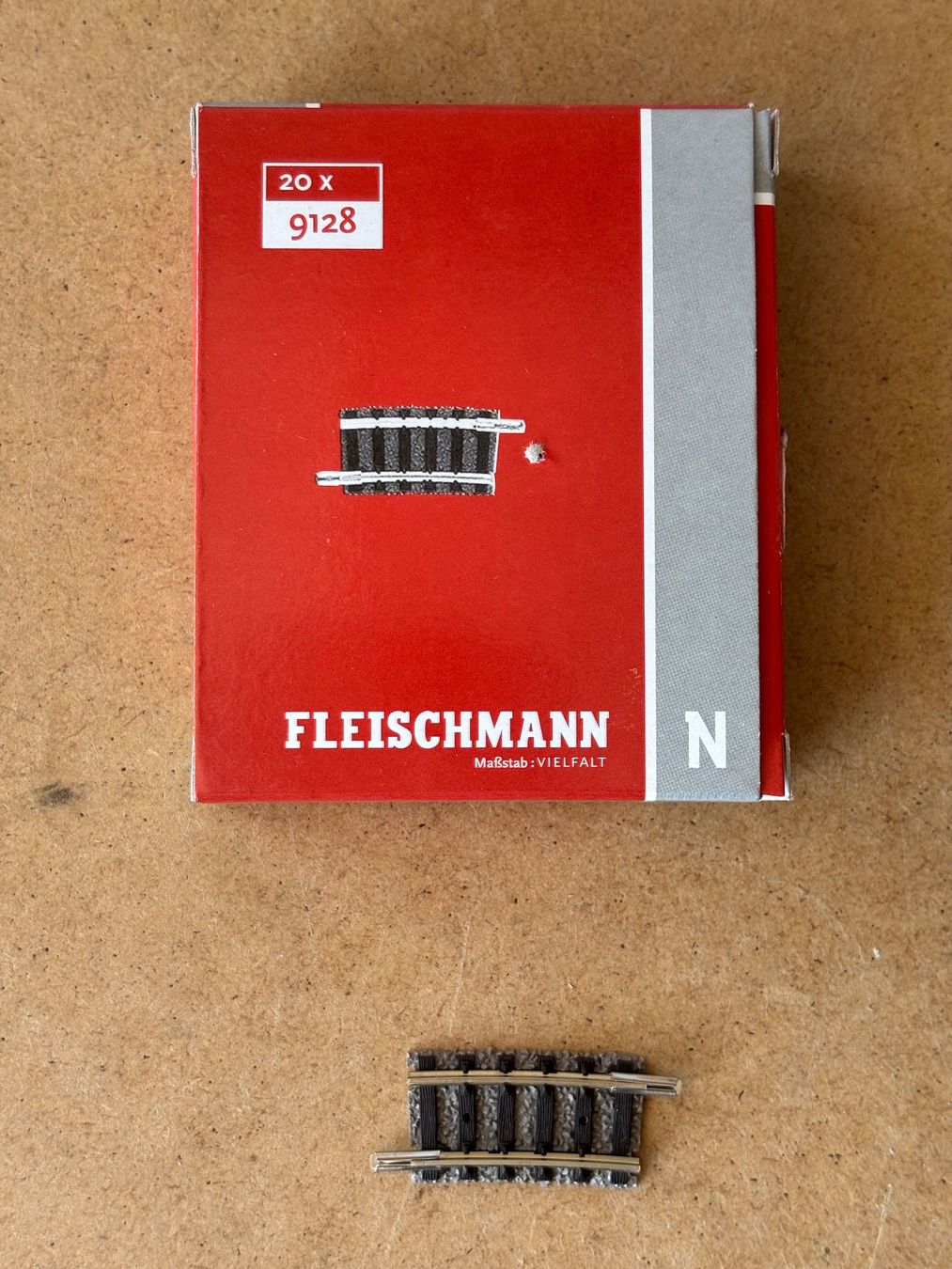 Fleischmann Modellini di ferrovie: Fleischmann 9128 Gebogenes Gleis R2 7,5° – Nuovo e nell'imballaggio originale da Hauterive NE venduto da eriamch