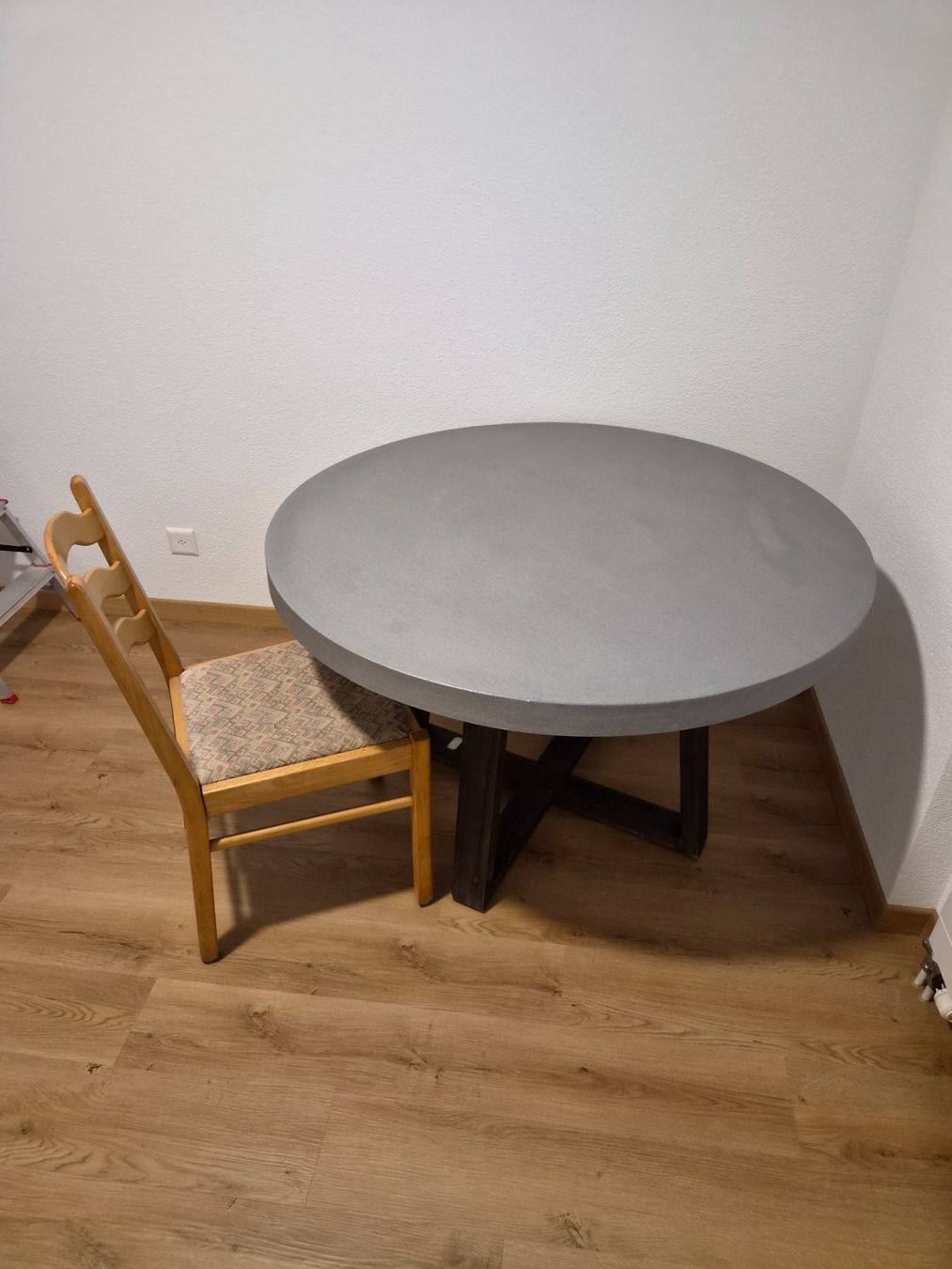 Tavoli: Rundtisch, Campingtisch, Durchmesser 120 cm, 6 bis 8 Plätze – Usato da Triesen venduto da RolfBeck