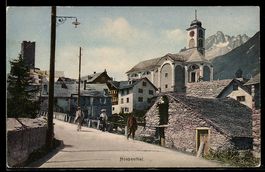 AK Hospenthal, Straßenpartie mit Turm, Kirche und Bergspitze