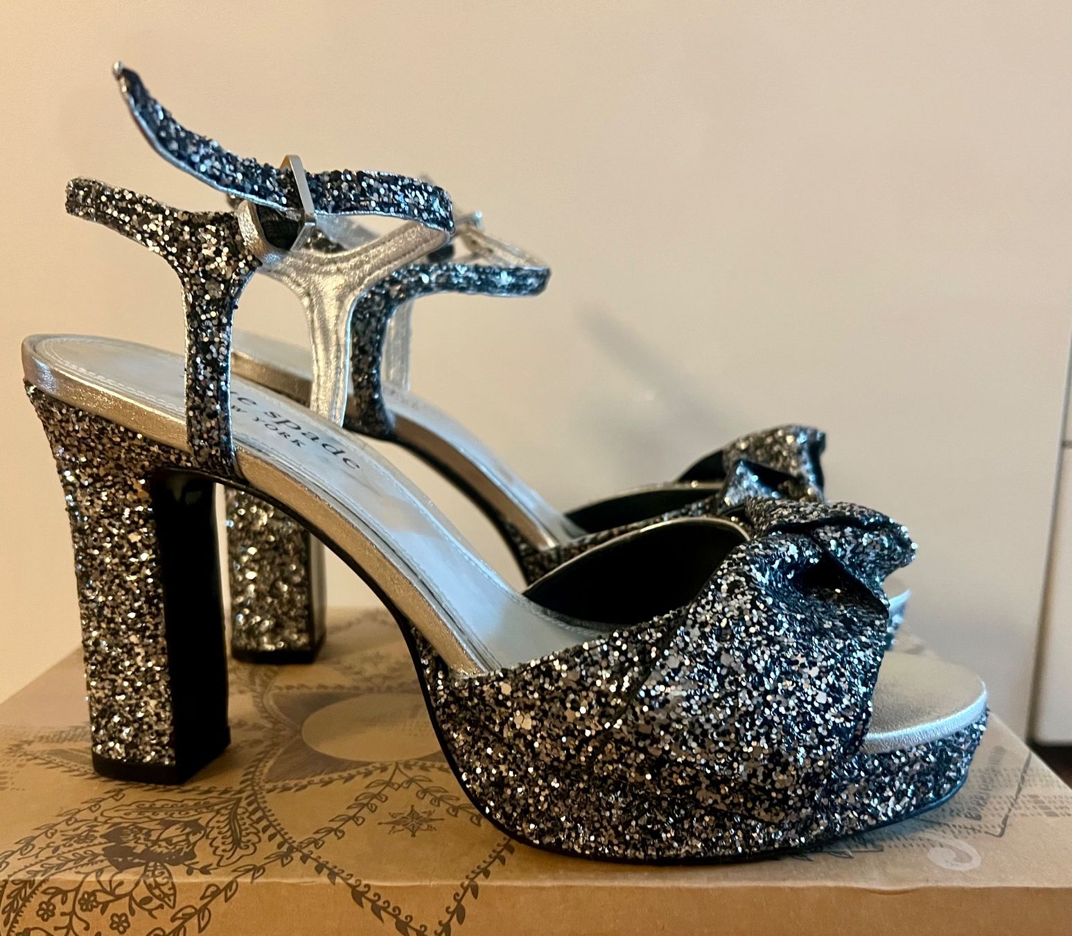 Kate Spade Scarpe da donna: Kate Spade Glitter Bow Miya Platform Sandals - Size 8.5 – Usato da Zürich venduto da FT_Zurich