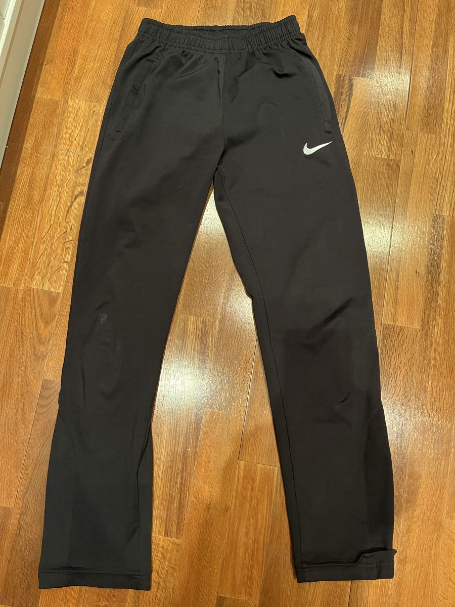 Nike Pantalons: NIKE Jogginghose schwarz – D'occasion à Ittigen par str_9dw5