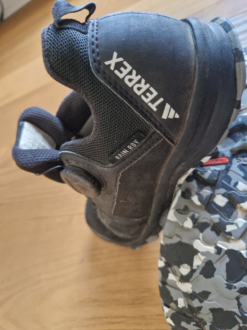Adidas Scarpe per ragazzi: Kinderschuh Adidas Terrex schwarz Grösse 32 – Usato da Winterthur venduto da Tobolog 2