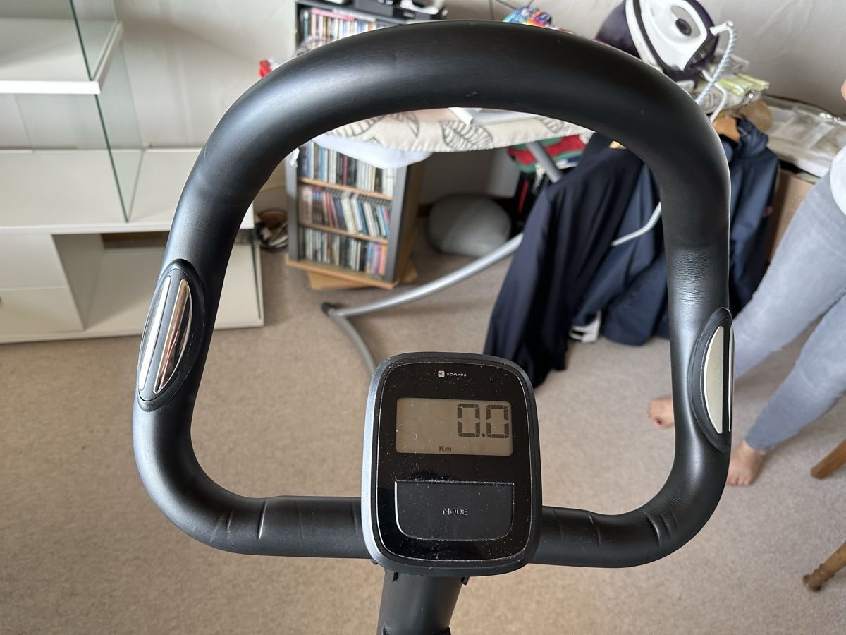 Vélos d'appartement: Heimtrainer Essential 2 Domyos gebraucht 586 km – D'occasion à Tüscherz-Alfermée par Pluriel2 3