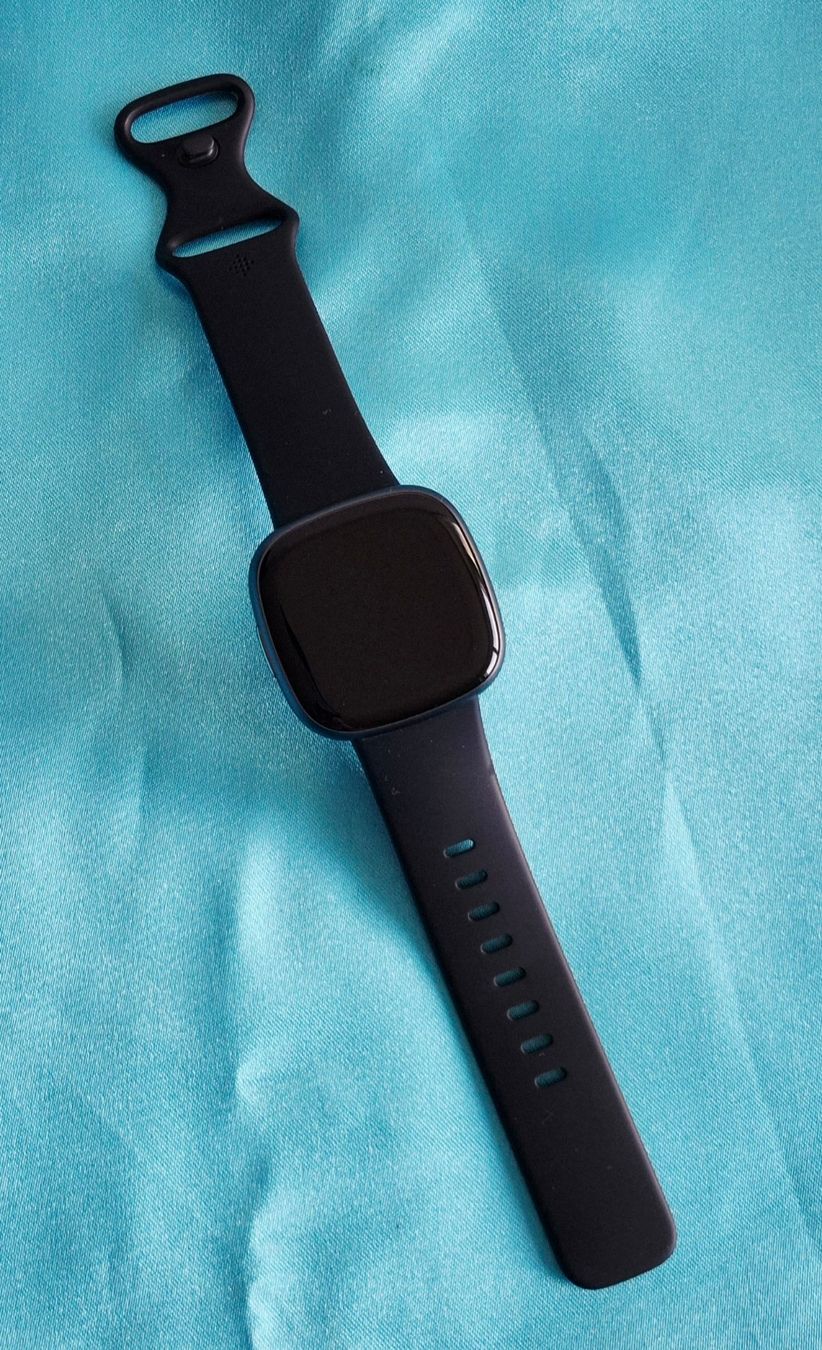 Fitbit Smartwatch: Fitbit Versa 4 Smartwatch – Usato da Gebenstorf venduto da GutGefunden