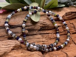 Collier fein und leicht, verschiedene Steine