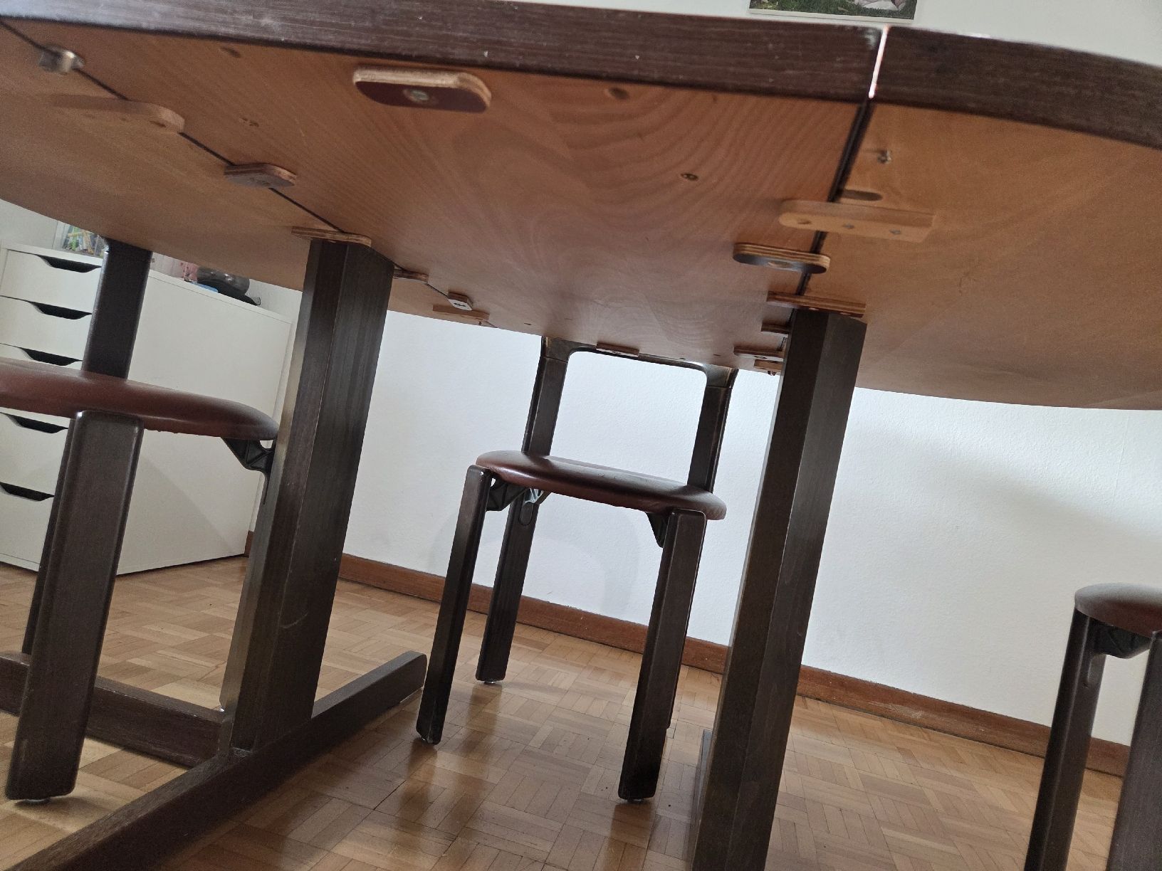 Set di tavolo e panche: Rund/Oval Tisch Vintage – Usato da Zürich venduto da MariaPu25 1