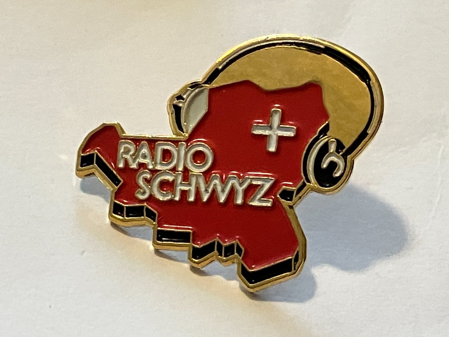 Placchette & Badge: 1 Pin Radio Schwyz – Usato da Basel venduto da djwwpp