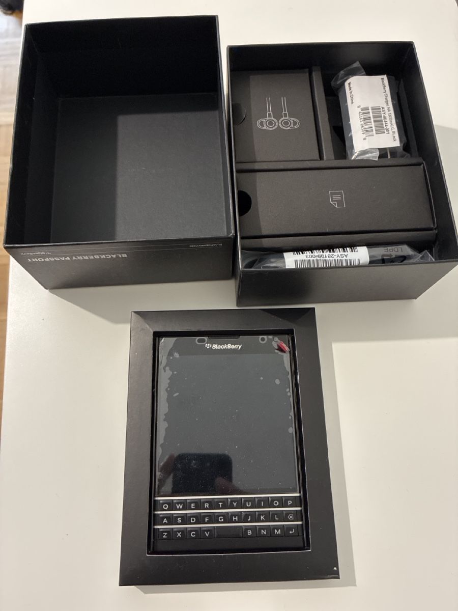 Blackberry Telefoni cellulari / Smartphones: Blackberry Passport black – Nuovo e nell'imballaggio originale da Genève venduto da cve_5w2h