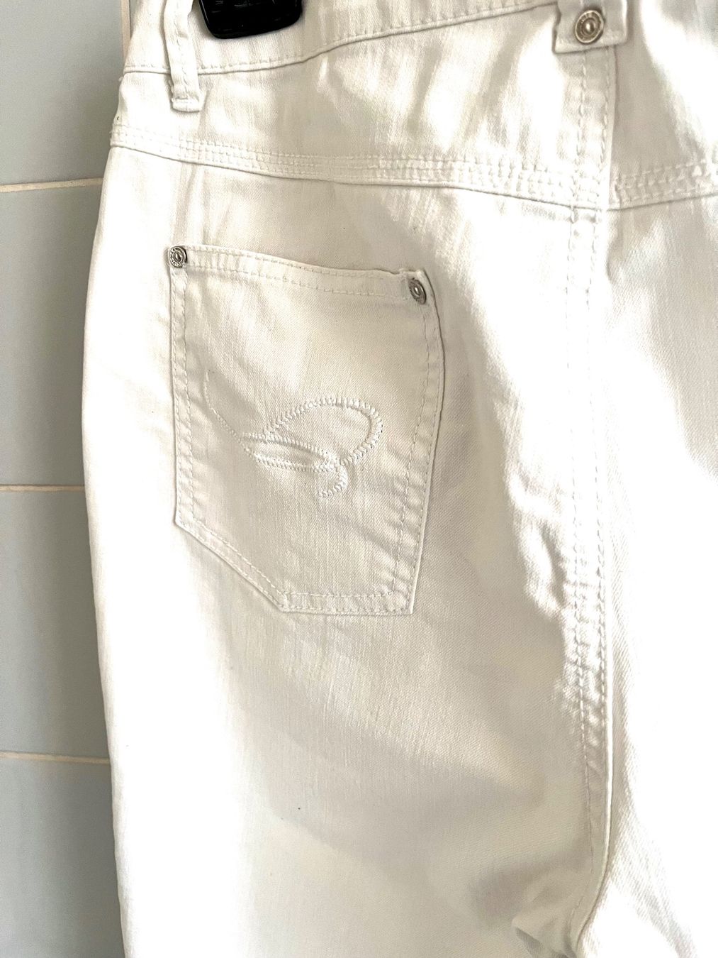Pantaloni: Damen Capri Jeans weiss Grösse 40 – Usato da Adliswil venduto da eri.40 3