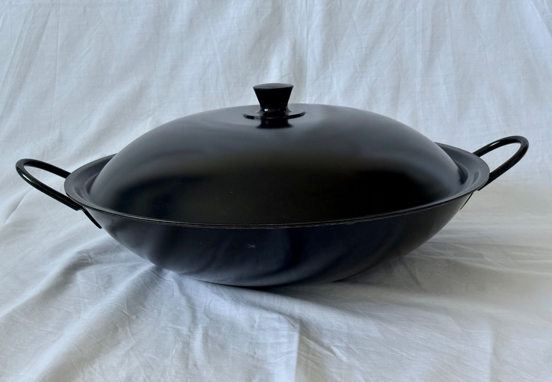 Padelle: Grosser schwarzer Wok, mit passendem Deckel – Usato da Oberrieden venduto da pet_n2c2 1