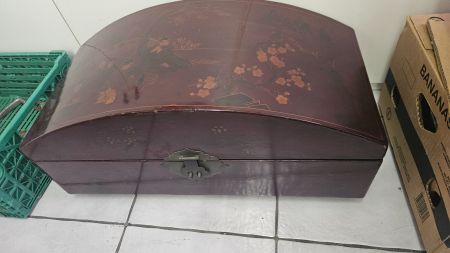 Piccolo baule in legno stile astiatico laccato e decorato