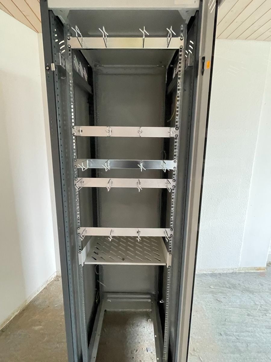 Racks & Ständer: Sarel - Server-Rack 19 Zoll mit Glastüre – Gebraucht aus Mels von Kollershop 6