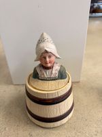 Figur im Holzfass