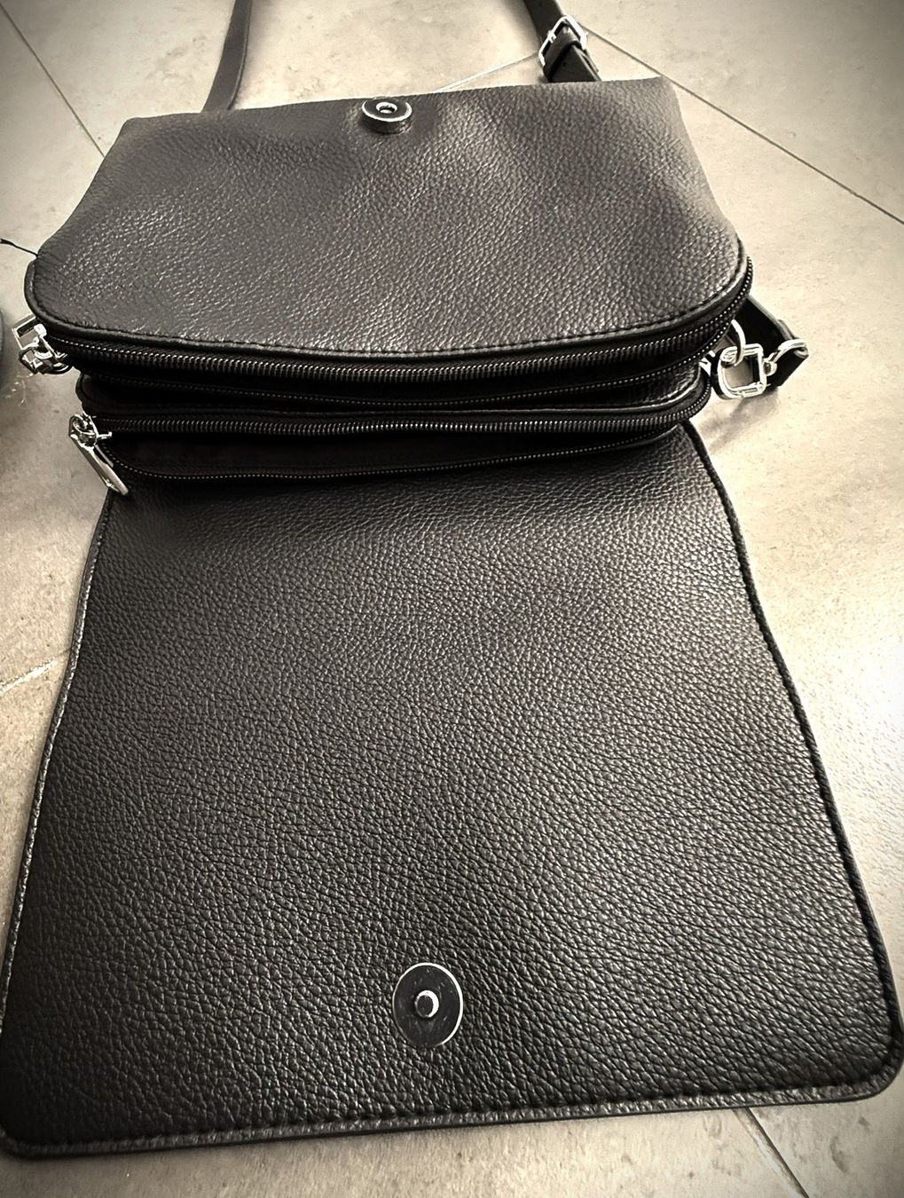 Sacs femmes: Handtasche schwarzes Kunstleder - schwarz – D'occasion à Lommis par manmarmi 4