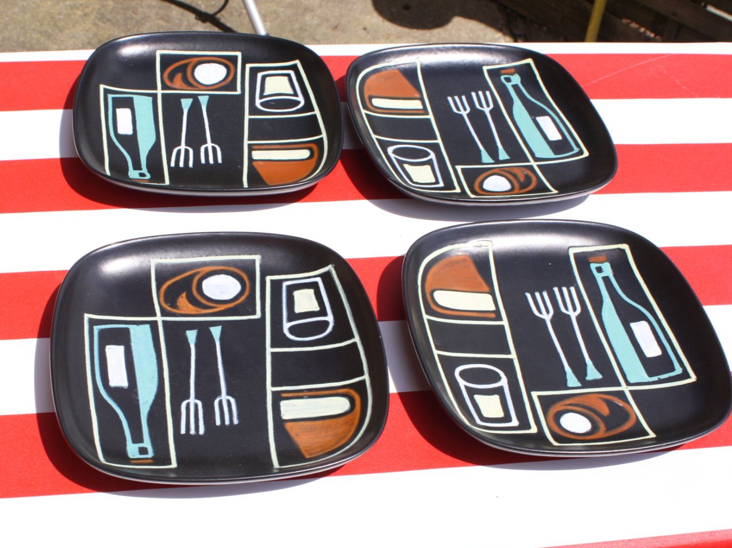 Teller: 4 VINTAGE KUNST TELLER (STIL PICASSO) – Gebraucht aus Wauwil von Pneuedy