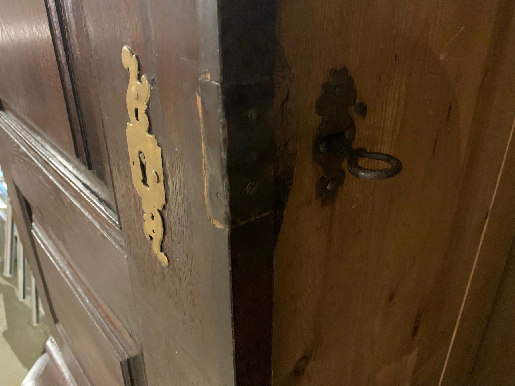 Schränke: Ein sehr alter Schrank / Kasten in Eiche – Gebraucht aus Wallisellen von zappenduster 4
