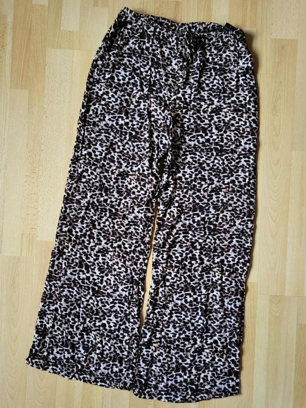 Pantalons: Stoffhose mit Leomuster – D'occasion à Eggiwil par kariiina 1