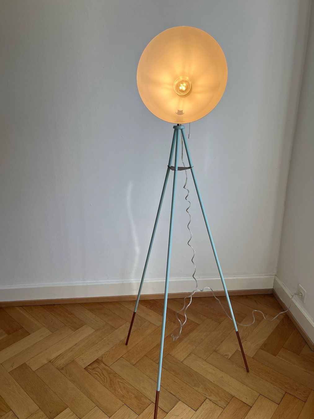 Lampade: Stehleuchte aus hellblauem Metall – Usato da Basel venduto da ch.faesch 1